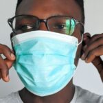 5 consejos para evitar que sus gafas se empañen mientras usa un tapabocas
