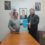 El delegado de VN Daniel Koch firma convenio con la Comuna de Cristobal 2da | Massa trae aire fresco de EEUU