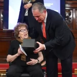 HCDER: Fabian Rogel reconoció a una docente jubilada como parte del Homenaje a Mujeres de Nuestra Tierra