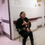 AGENTE DE POLICÍA AMAMANTA A UN BEBÉ ABANDONADO Y DESPUÉS ES LLAMADA POR SU JEFE