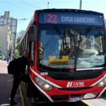 Oficializan suba de tarifa plana para colectivos del área metropolitana. UN EMPLEADO DE COMERCIO NECESITARÁ .680 POR SEMANA Y 0.720 POR MES PARA PODER IR A TRABAJAR
