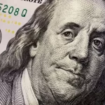 EXPLOTÓ LA BARRERA MILEI. Se recalentó el dólar oficial: pegó un salto de  y llegó a .325 en el Banco Nación