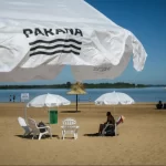 La Municipalidad de Paraná habilitó el servicio de 300 sombrillas y 300 reposeras gratuitas en el balneario Thompson